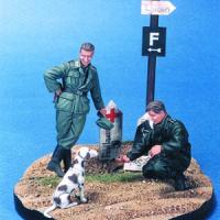 1/35 &quot;FIRST CONTACT&quot; (2 w/BASE) 